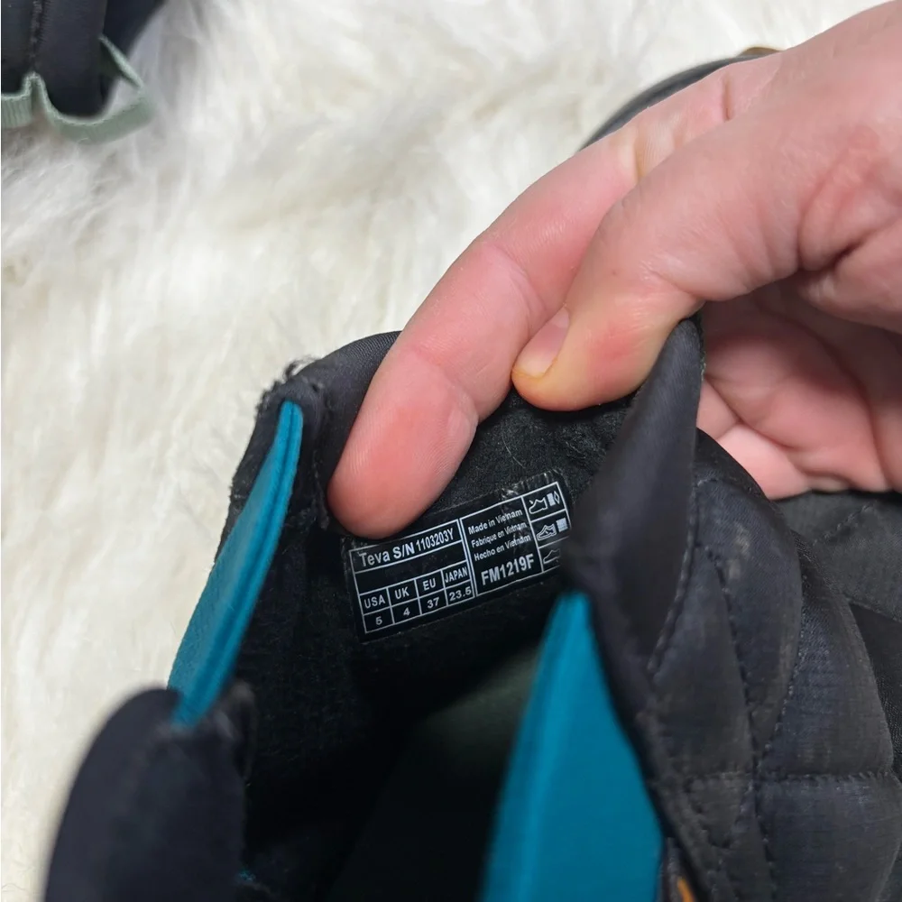 Teva Quilted Puffer Boots size women’s 5